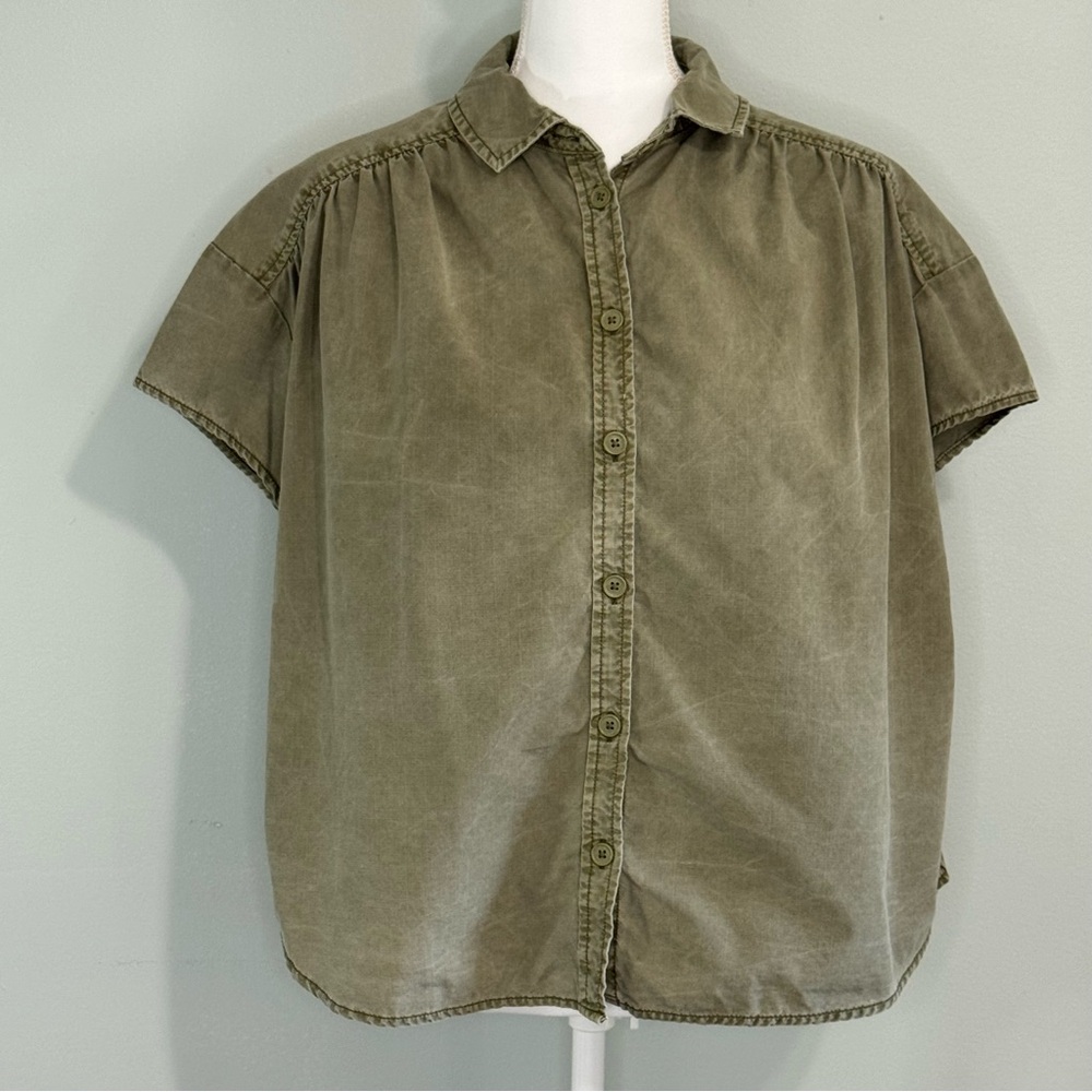 American Eagle Outfitters Green Cuffed Sleeve Button Down Shirt